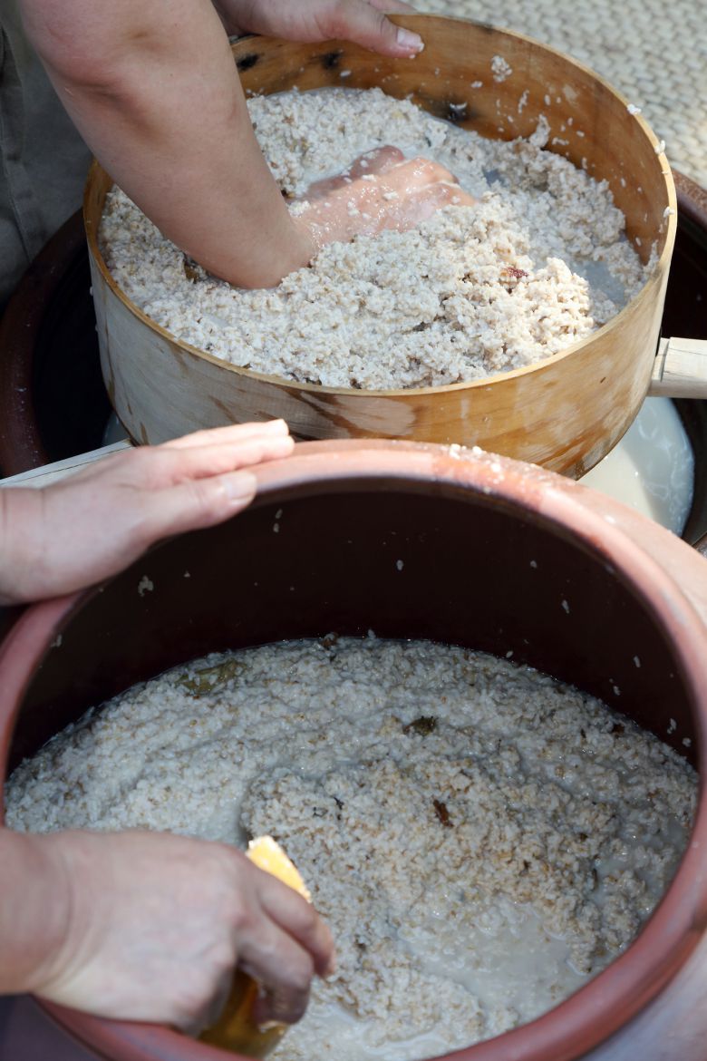 막걸리를 거르는 모습. 문화재청 제공