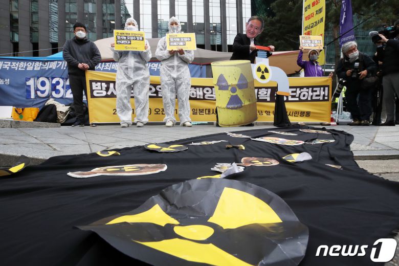 일본 정부가 후쿠시마 오염수 해양 방출을 공식 결정한 13일 오전 서울 종로구 옛 일본대사관 앞에서 탈핵시민행동 회원들이 방사능 오염수 해양 방류 계획 중단 촉구 기자회견을 마치고 퍼포먼스를 하고 있다. 2021.4.13/뉴스1 © News1 조태형 기자