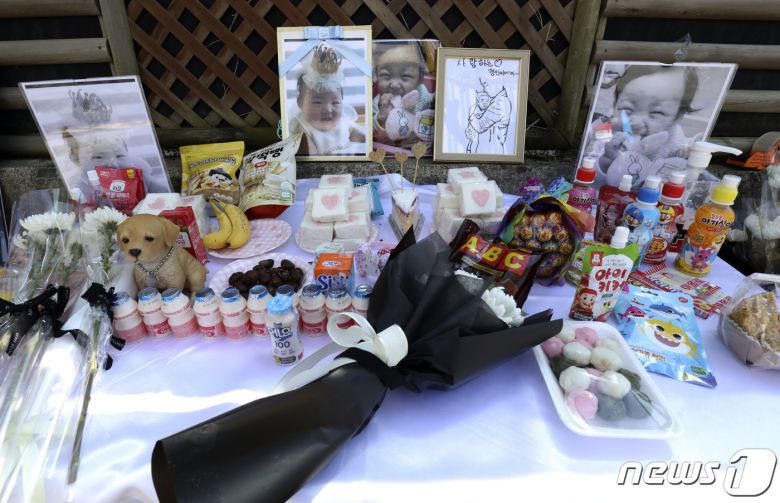14일 오후 울산지방법원 앞에 마련된 정인이의 제사상. 2021.4.14/뉴스1 © News1 윤일지 기자