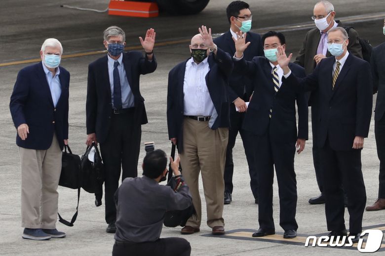 크리스 도드 전 미국 상원의원과 리처드 아미티지, 제임스 스타인버그 전 국무 부장관 등 비공식 대표단이 2021년 4월14일(현지시간) 대만 타이베이 쑹산공항에 도착해 우자오셰 대만 외교부장, 윌리엄 브렌트 크리스텐슨 미국 재대만협회 타이베이 사무처장과 손을 흔들고 있다. © AFP=뉴스1 © News1 우동명 기자