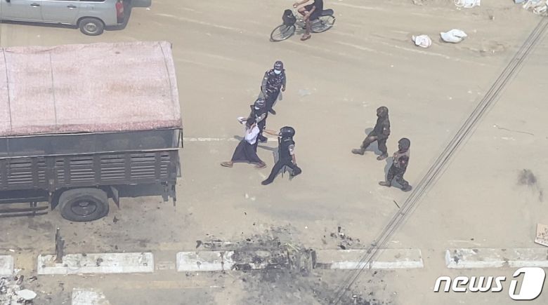 미얀마 경찰이 시위현장에서 민간인을 체포하고 있다. © 로이터=뉴스1 © News1 원태성 기자