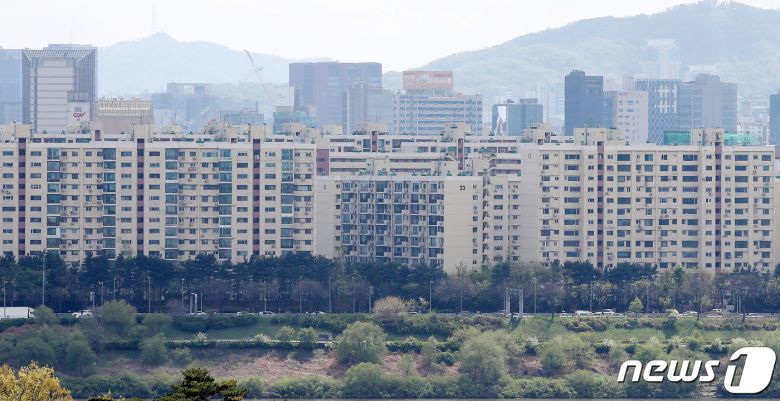서울 아파트값 상승 폭이 8주 만에 다시 확대했다. 최근 안정세를 보인 서울 부동산은 부동산 규제 완화를 공약으로 내세운 오세훈 서울시장 취임 이후로 강남권 재건축 시장 매수세가 늘며 다시 상승가도를 달릴 것이라는 전망이 나온다. 실제 최근 재건축 단지를 중심으로 호가가 상승세를 보이고 있다. 압구정동 현대 1·2차 전용 131㎡ 호가는 40억원까지 치솟았다. 지난 3월 실거래가(36억5000만원)보다 3억5000만원 오른 수준이다. 이 밖에 강남구 '은마아파트', 송파구 '잠실주공5단지' 등도 호가가 1억~2억원 상승했다. 사진은 13일 오후 서울 성동구 응봉산에서 바라본 강남구 압구정동 현대아파트의 모습. 2021.4.13/뉴스1 © News1 김진환 기자
