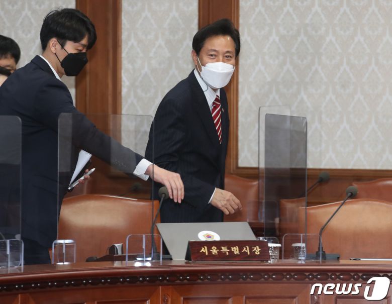오세훈 서울시장이 13일 오전 서울 종로구 정부서울청사에서 열린 국무회의에 참석하고 있다. 2021.4.13/뉴스1 © News1 송원영 기자