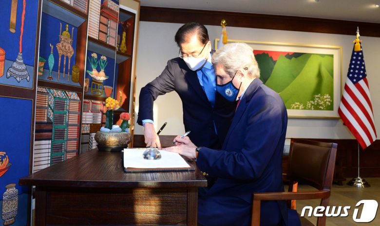 존 케리 미국 대통령 기후특사가 17일 오후 서울 용산구 한남동 외교장관 공관에서 방명록을 작성하고 있다.  (외교부 제공) 2021.4.17/뉴스1