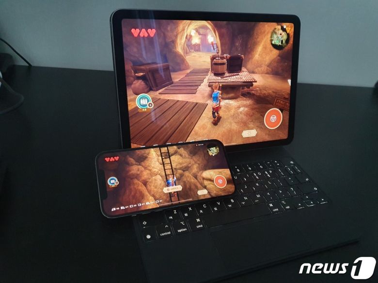 아이폰에서 플레이하던 애플 아케이드 게임을 아이패드에서 실행하면 곧바로 직전 저장 시점에서 실행되는 등 애플 생태계의 연동성은 직관적이고 자연스러웠다. 2021.04.17./뉴스1 © News1 김정현 기자