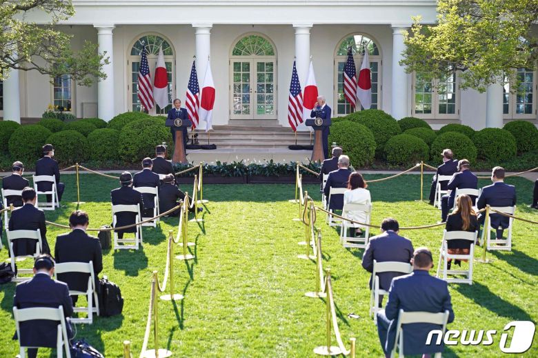 조 바이든 미국 대통령이 16일(현지시간) 워싱턴 백악관에서 스가 요시히데 일본 총리와 취임 후 첫대면 정상회담을 한 뒤 공동 기자회견을 하고 있다. © AFP=뉴스1 © News1 우동명 기자