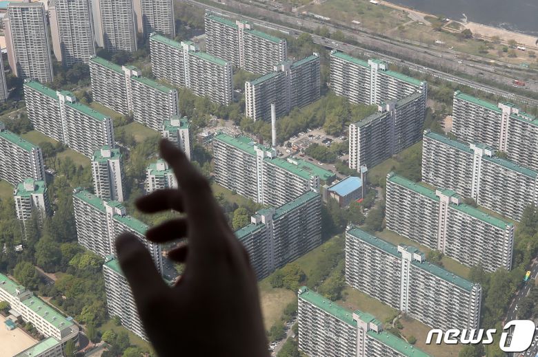 19일 한국부동산원에 따르면 올해 송파구의 아파트값 상승률이 서울 25개 구 가운데 가장 높은 것으로 나타났다. 특히 서울의 주요 재건축 단지 중 하나인 잠실주공5단지 등 재건축 단지들이 아파트값 상승세을 이끌었으며 1.77%를 기록했다. 사진은 이날 서울 송파구 롯데월드타워 서울스카이에서 바라본 잠실동 주공5단지의 모습. 2021.4.19/뉴스1 © News1 조태형 기자