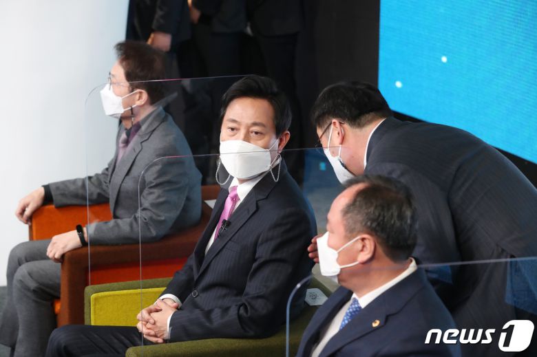 오세훈 서울시장이 22일 오전 서울 동대문구 동대문디자인플라자에서 온라인 취임식을 앞두고 관계자와 대화를 나누고 있다. 2021.4.22/뉴스1 © News1 사진공동취재단