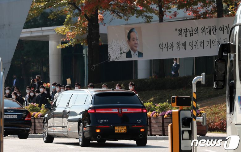 故 이건희 삼성그룹 회장의 영결식이 엄수된 2020년 10월 28일 오전 경기도 화성시 삼성전자 화성사업장에 임직원들이 도열한 가운데 고인의 운구차량이 들어서고 있다. 2020.10.28/뉴스1 © News1 구윤성 기자