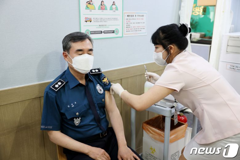 경찰 등 사회필수요원들의 AZ 백신 첫 접종이 이뤄진 26일 김진표 대구경찰청장이 수성구의 한 위탁 의료기관에서 AZ 백신을 접종하고 있다.(대구경찰청 제공) 2021.4.26© 뉴스1/남승렬 기자