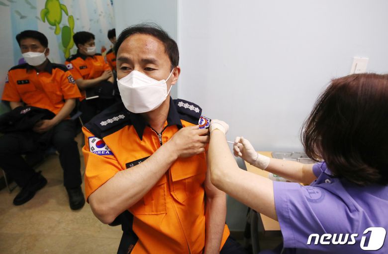 신종 코로나바이러스 감염증(코로나19) 백신(AZ))을 접종 중인 소방관. /뉴스1