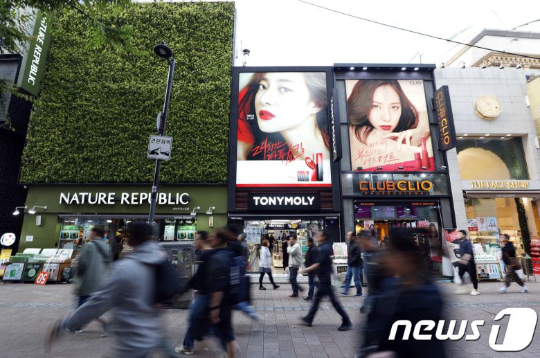 서울 명동거리에 위치한 로드숍 화장품 매장. 2018.10.16/뉴스1 © News1 이재명 기자