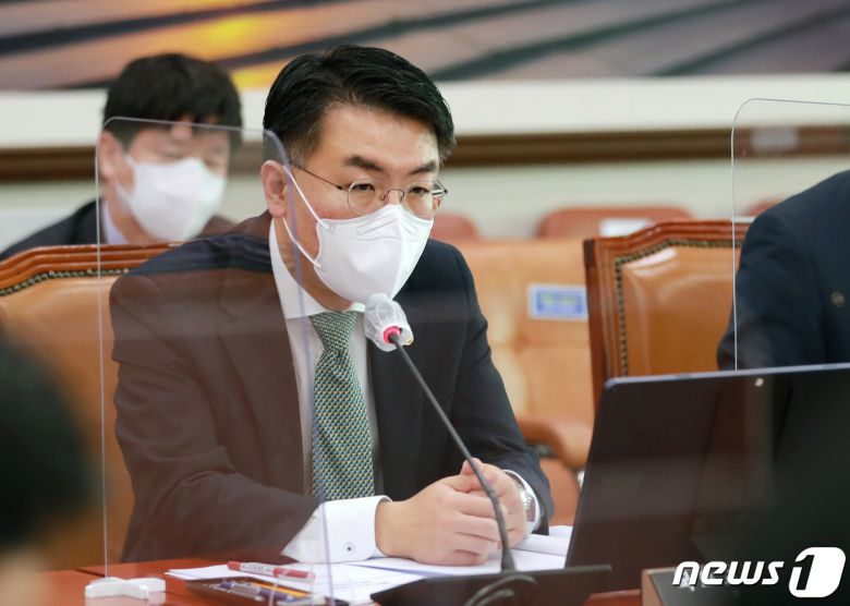 윤성원 국토교통부 1차관이 사장이 27일 오전 서울 여의도 국회에서 열린 제386회 국회(임시회) 국토교통위 전체회의에서 의원들의 질의에 답하고 있다. 2021.4.27/뉴스1 © News1 구윤성 기자