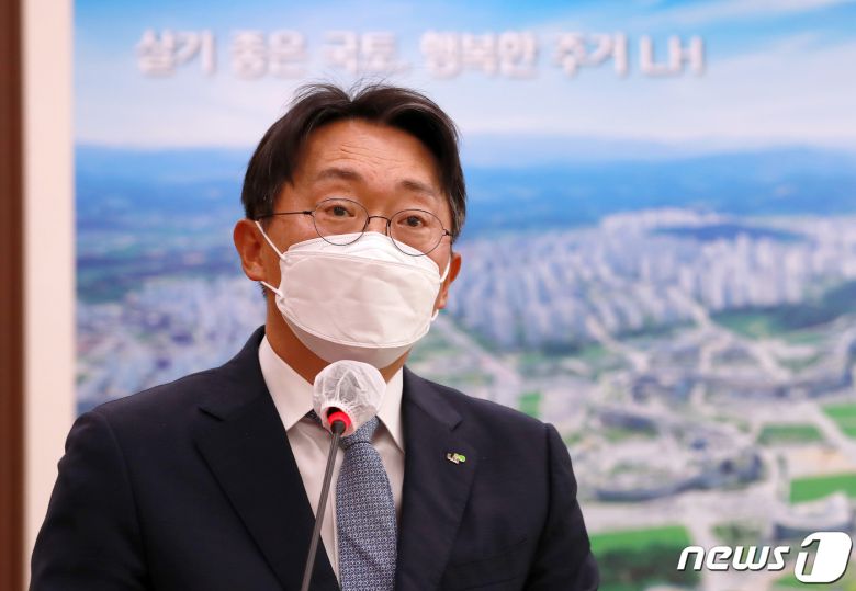 김현준 신임 한국토지주택공사(LH) 사장이 27일 오전 서울 여의도 국회에서 열린 제386회 국회(임시회) 국토교통위 전체회의에서 인사말을 하고 있다. 2021.4.27/뉴스1 © News1 구윤성 기자