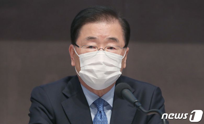 정의용 외교부 장관이 21일 오전 서울 중구 태평로 한국프레스센터에서 열린 관훈클럽 초청 관훈토론회에서 기조발언을 하고 있다. 2021.4.21/뉴스1 © News1 박정호 기자