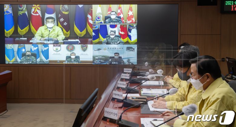 서욱 국방부 장관(화면 왼쪽 상단)이 26일 국방부 청사에서 '코로나19 대비 군 방역태세 강화를 위한 긴급주요지휘관 회의'를 화상으로 주재하고 있다. (국방부 제공) 2021.4.27/뉴스1