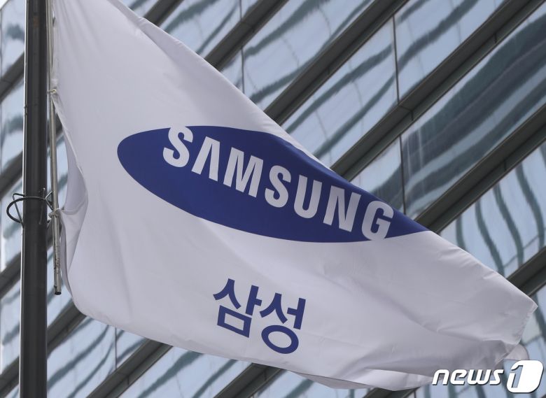 서울 서초구 삼성전자 서초사옥에 걸린 삼성 깃발이 바람에 날리고 있다. 2021.4.16/뉴스1 © News1 신웅수 기자