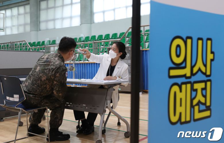 신종 코로나바이러스 감염증(코로나19) 백신 접종 전 의사 예진을 받은 군 장병.(국방부 제공) © 뉴스1