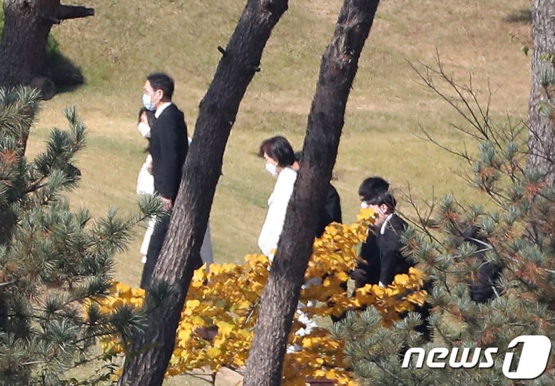 고(故) 이건희 삼성그룹 회장의 영결식이 엄수된 28일 오후 경기도 수원시 소재 삼성가 선산에서 이재용 삼성전자 부회장을 비롯한 유가족들이 장지로 향하고 있다. 2020.10.28/뉴스1 © News1 조태형 기자