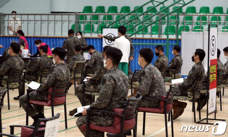 만 30세 이상 군 장병들에 대한 신종 코로나바이러스 감염증(코로나19) 백신 접종이 28일 개시됐다.(국방부 제공) © 뉴스1