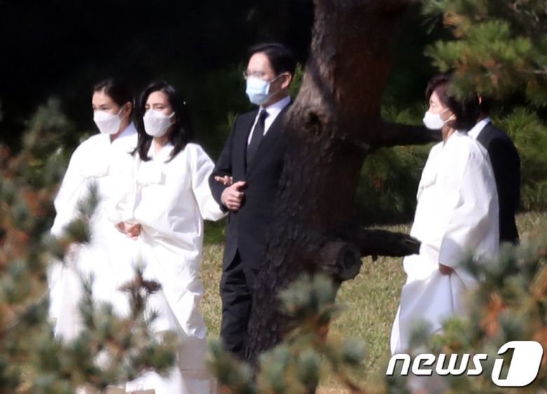 고(故) 이건희 삼성그룹 회장의 영결식이 엄수된 지난해 10월28일 오후 경기도 수원시 소재 삼성가 선산에서 (왼쪽부터) 이서현 삼성복지재단 이사장, 이부진 호텔신라 대표, 이재용 삼성전자 부회장, 홍라희 전 리움미술관장이 장지로 향하고 있다. 2020.10.28/뉴스1 © News1 조태형 기자