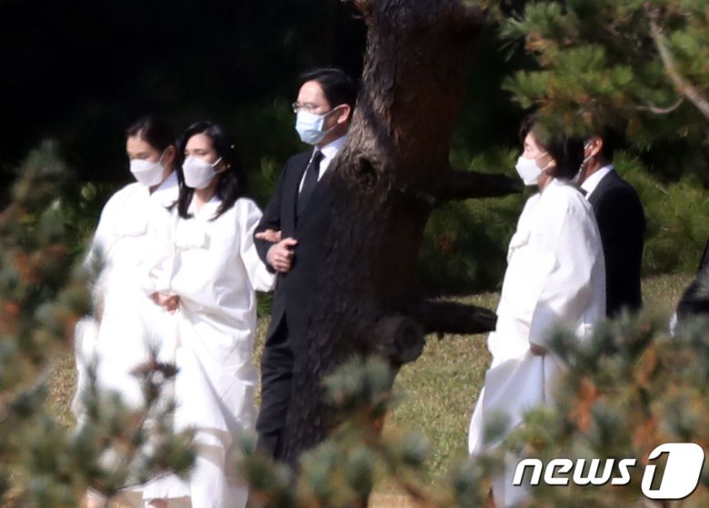 고(故) 이건희 삼성그룹 회장의 영결식이 엄수된 지난해 10월28일 오후 경기도 수원시 소재 삼성가 선산에서 (왼쪽부터) 이서현 삼성복지재단 이사장, 이부진 호텔신라 대표, 이재용 삼성전자 부회장, 홍라희 전 리움미술관장이 장지로 향하고 있다. 2020.10.28/뉴스1 © News1 조태형 기자