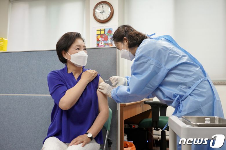 문재인 대통령의 부인 김정숙 여사가 30일 서울 종로구보건소에서 아스트라제네카(AZ)사의 신종 코로나바이러스 감염증(코로나19) 백신 2차 접종을 하고 있다. 2021.4.30/뉴스1 © News1 유승관 기자