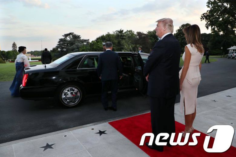 2017년 도널드 트럼프 미국 대통령과 부인 멜라니 트럼프 여사가 미국 워싱턴 백악관에서 문재인 대통령과 부인 김정숙 여사를 배웅하고 있다.(청와대) 2017.6.30/뉴스1 © News1 이광호 기자