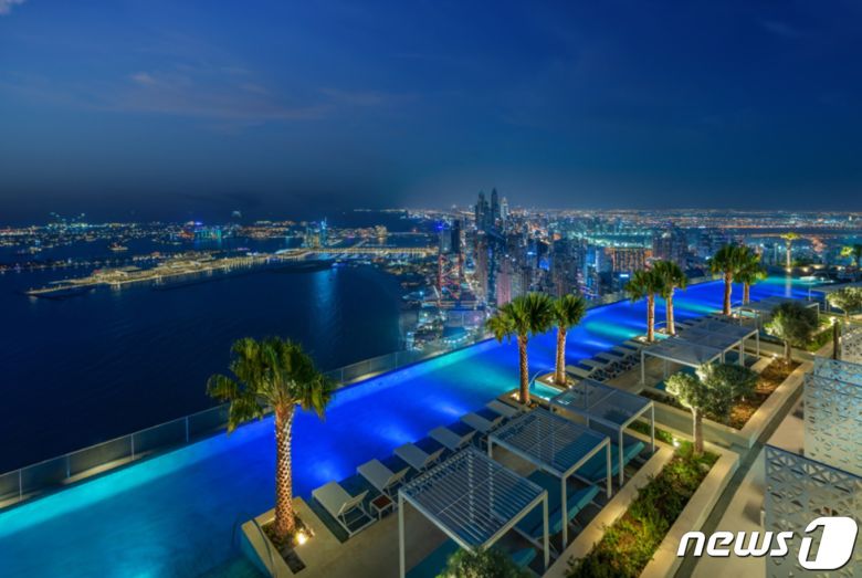 지난 3월 두바이 어드레스 비치 리조트 호텔에 개장한 세계 최고(高) 수영장.(트위터 갈무리)© 뉴스1