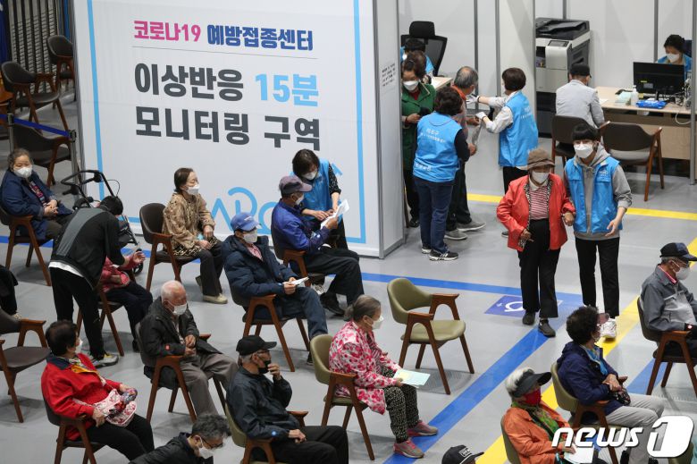 30일 오전 서울 마포구 예방접종센터에서 화이자 백신 접종을 마친 어르신들이 이상반응 모니터링 구역에서 대기하고 있다./뉴스1 © News1 성동훈 기자