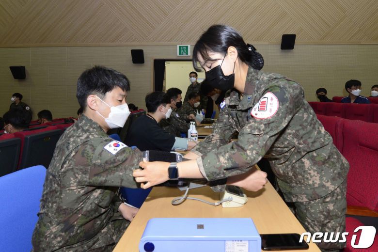 공군 군수사령부 장병들이 지난달 28일 대구기지 강당에 마련된 코로나19 예방접종센터에서 아스트라제네카(AZ) 백신을 맡기 전 검사를 받고 있다.(국방부 제공) 2021.4.28/뉴스1