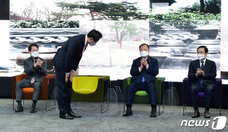 오세훈 서울시장이 22일 오전 취임식에서 조희연 서울시교육감, 김인호 서울시의회의장, 이동진 구청장협의회장에게 인사하고 있다. 2021.4.22/뉴스1 © News1 사진공동취재단