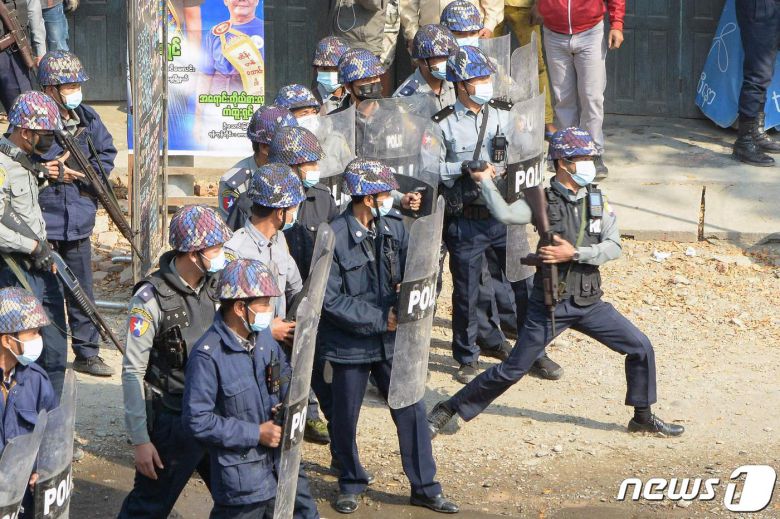 지난달 2일(현지시간) 미얀마 케일에서 군부 쿠데타 규탄 시위대를 향해 진압 경찰이 무기를 던지고 있다. © AFP=뉴스1 © News1 우동명 기자