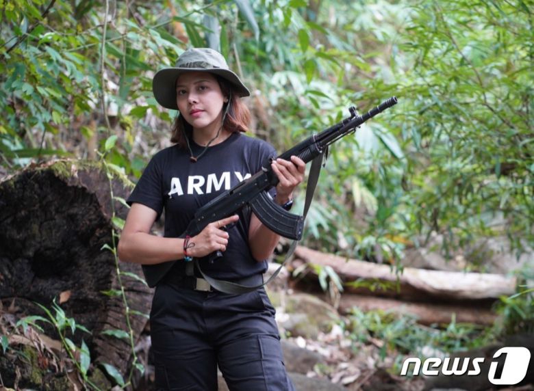 2013년 태국에서 열린 제1회 미스 미스아시아퍼시픽월드 슈퍼탤런트 대회에 미스 미얀마로 출전한 타테테(Htar Htet Htet)가 반군단체에 가세해 소총을 들고 있다.(트위터 갈무리)© 뉴스1