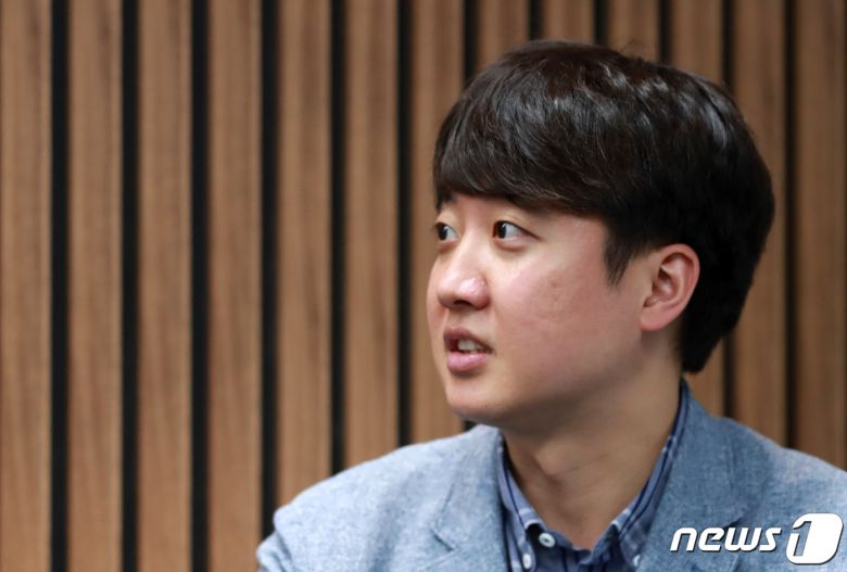 국민의힘 당대표 경선에 출마한 이준석 전 최고위원이 18일 서울 여의도 사무실에서 뉴스1과 인터뷰하고 있다. 2021.5.18/뉴스1 © News1 구윤성 기자