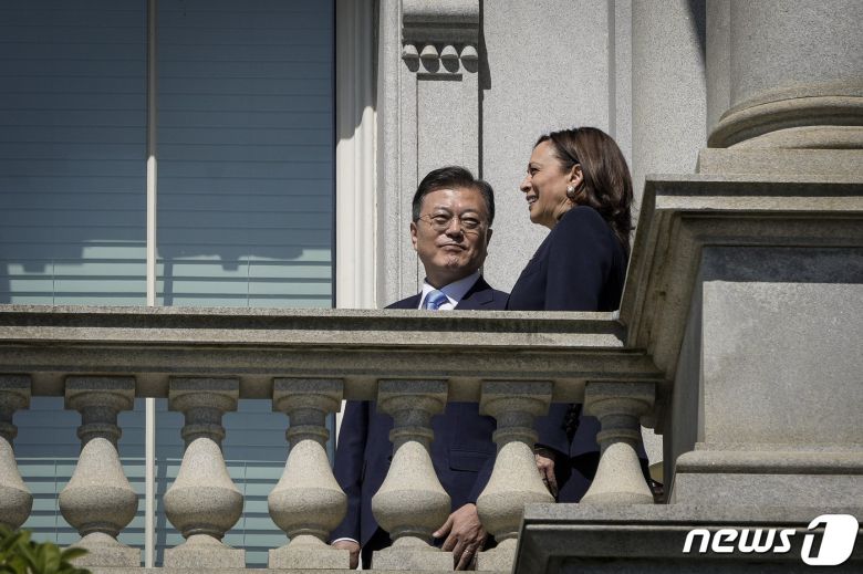 문재인 대통령이 21일 카멀라 해리스 미국 부통령을 백악관에서 만나 대화하고 있다. © AFP=뉴스1