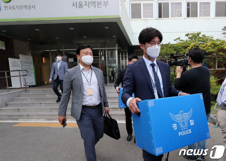 서울경찰청 반부패공공범죄수사대 수사원들이 지난 13일 서울 강남구 한국토지주택공사(LH) 서울지역본부에서 압수수색을 마치고 압수물을 들고 나서고 있다. © News1 박세연 기자
