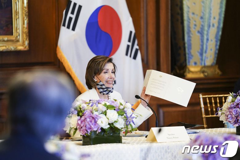 낸시 펠로시 미국 연방하원의회 의장이 20일 오후(현지시간) 미국 워싱턴 국회의사당에서 가진 문재인 대통령과의 간담회에서 문 대통령 내외가 연초에 보낸 연하장을 들어 보이고 있다.(청와대 제공) 2021.5.21/뉴스1
