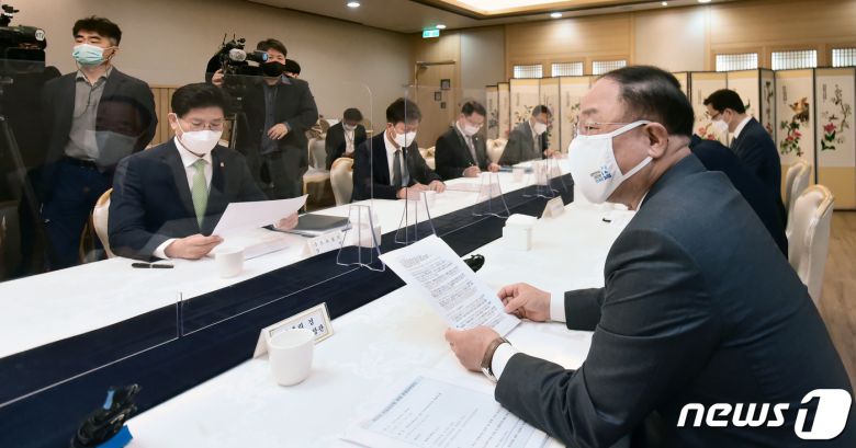 홍남기 경제부총리 겸 기획재정부 장관(우)과 노형욱 국토교통부 장관(좌). © News1 송원영 기자