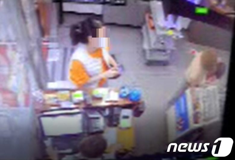 양주시의 고깃집을 상대로 '식대 환불을 목적'으로 방역수칙 준수 트집을 잡고 욕설을 한 모녀. 카운터에는 딸 방씨, 아이스크림을 꺼내는 목사 이씨. © 뉴스1