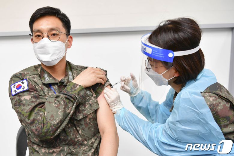 지난 4월28일 해군작전사령부의 30세 이상 장병이 부대 체육관에 설치된 코로나19 예방접종소에서 백신을 맞고 있다. (해작사 제공) 2021.4.28/뉴스1 © News1 박채오 기자