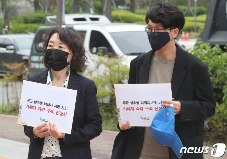 김숙경 군성폭력상담소 상담소장(왼쪽)이 1일 오후 서울 용산구 국방부 민원실에 공군 성추행 피해자 사망 사건 가해자 즉각 구속을 촉구하는 진정서를 제출하기 위해 이동하고 있다(자료사진). 2021.6.1/뉴스1 © News1 임세영 기자