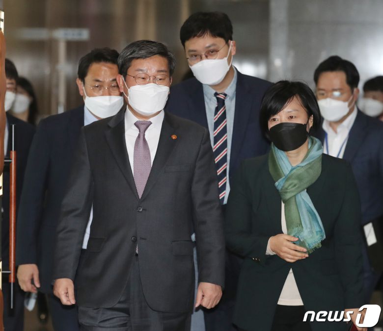 전해철 행정안전부 장관 등이 지난 3월10일 오후 서울 종로구 정부서울청사 별관에서 열린 '국민비서 서비스 협약식'에 참석하고 있다. 왼쪽부터 여민수 카카오 공동대표이사, 전해철 장관, 이승건 비바리퍼블리카 대표, 한성숙 네이버 대표이사 사장. © News1 송원영 기자