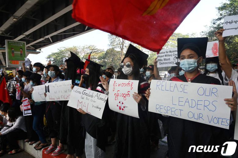 미얀마 군부가 1일 1년만에 학교 수업을 재개한다고 발표했음에도 수많은 학생들과 선생들은 등교를 하지 않고 시위를 계속하고 있다. © AFP=뉴스1 © News1 원태성 기자