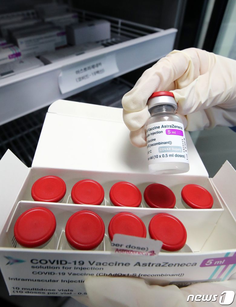 보건소 관계자가 아스트라제네카 백신을 들어보이고 있다. © News1 김진환 기자