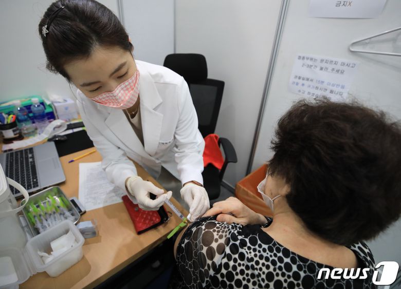4일 서울 영등포아트홀에 마련된 코로나19 예방접종센터에서 의료진이 백신을 접종하고 있다./뉴스1 © News1 구윤성 기자