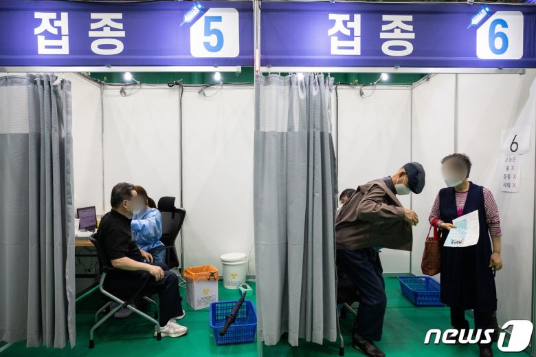 신종 코로나바이러스 감염증(코로나19) 백신 접종 100일을 맞은 지난 3일 서울 동대문구 체육관에 마련된 코로나19 예방접종센터에서 어르신들이 백신 접종을 받고 있는 모습이다.  © News1 유승관 기자