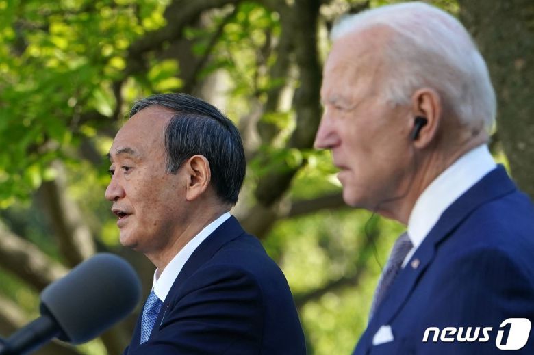 조 바이든 미국 대통령과 스가 요시히데 일본 총리가 공동 기자회견을 하고 있다. © AFP=뉴스1