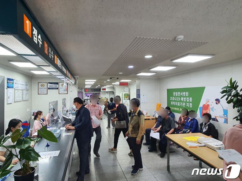 10일 부산 사하구 장림한서병원에 백신 접종 대상자들이 대기하고 있다.2021.6.10/© 뉴스1 노경민 기자