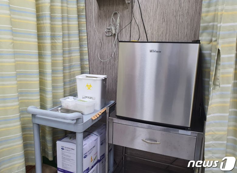 10일 부산 사하구 장림한서병원 백신 냉장고에 얀센 백신이 보관돼 있다.2021.6.10 /뉴스1 노경민 기자